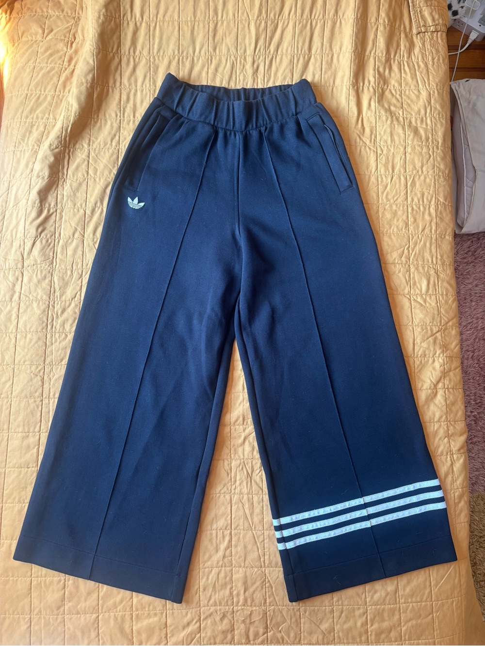 Adidas wide leg sweat pants size medium